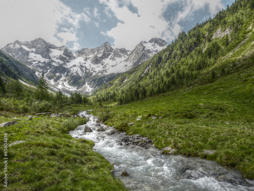 Bach vom Gletscher in HDR Bach vom Gletscher in HDR
