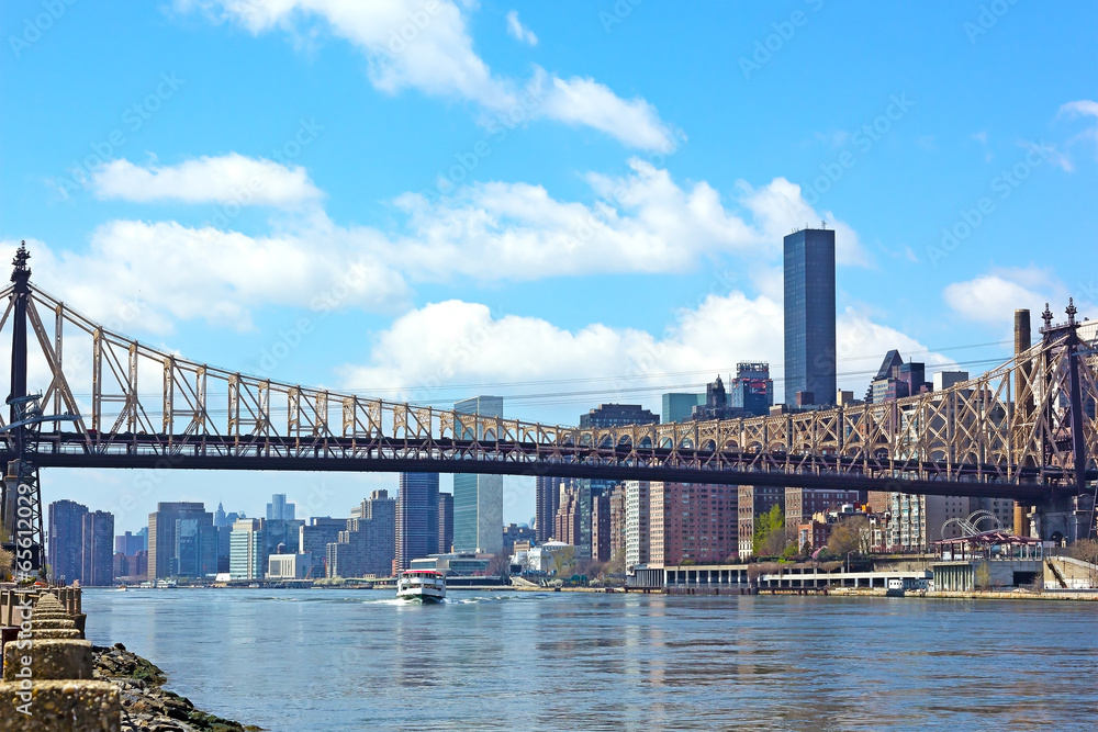 Naklejka premium A view on Queensboro Bridge from Roosevelt island