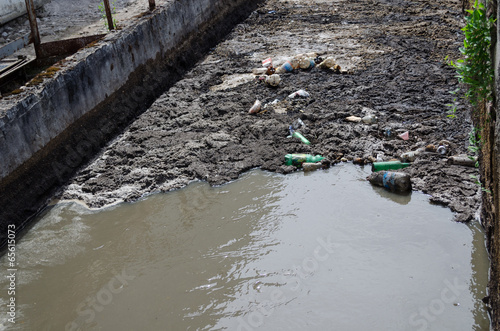 Urban sewage water and garbage flow course bar