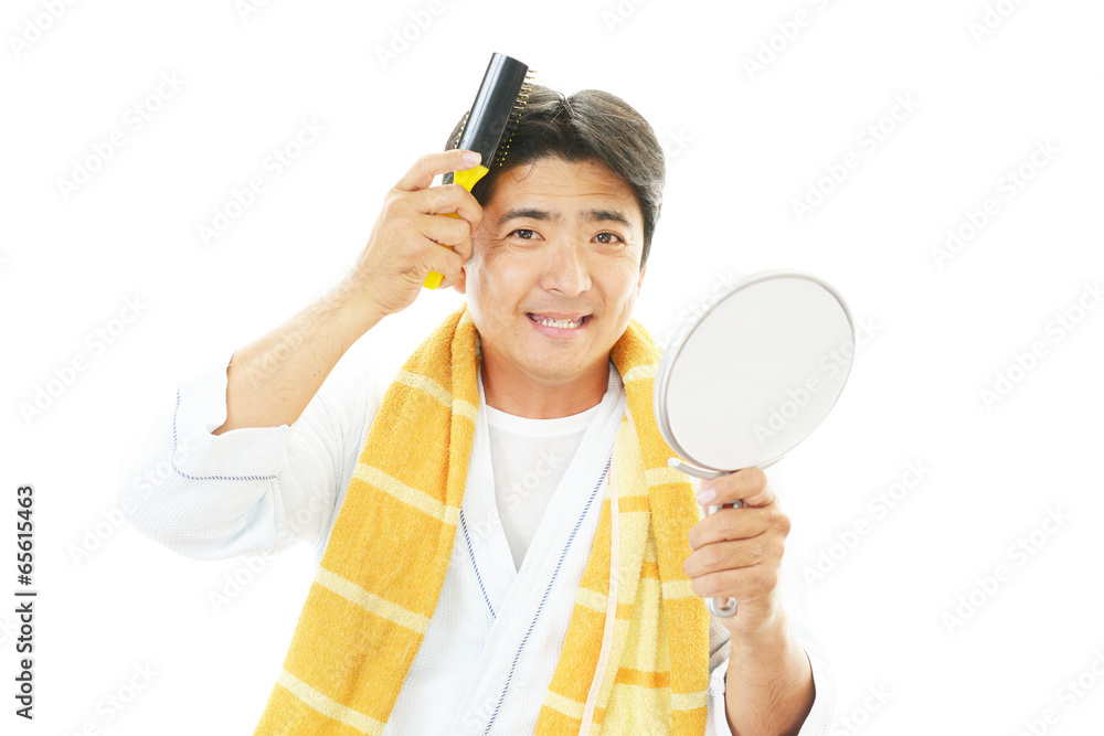 ヘアーセットをしている男性