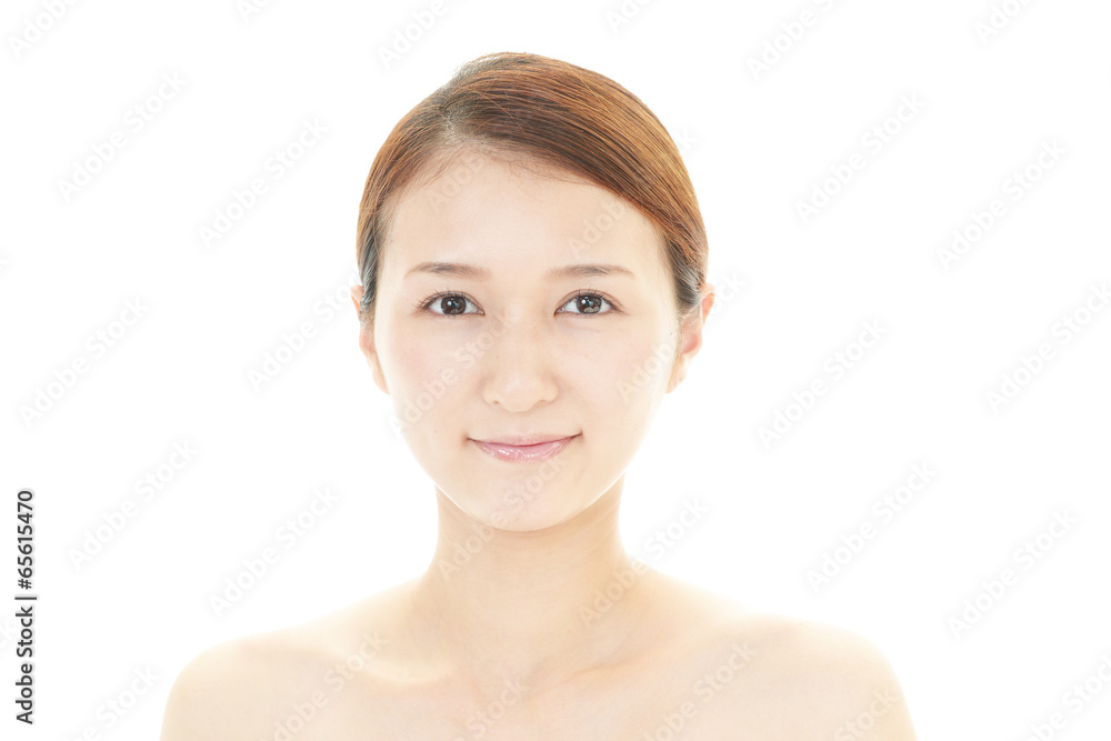 ボディーケアをする女性 ボディーケアをする女性