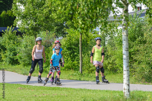 Obraz na płótnie Familienausflug mit Inline-Skates