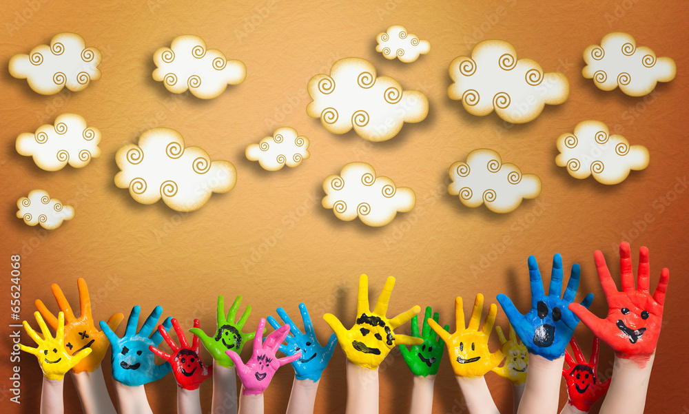 angemalte Kinderhände vor Wolkenhintergrund