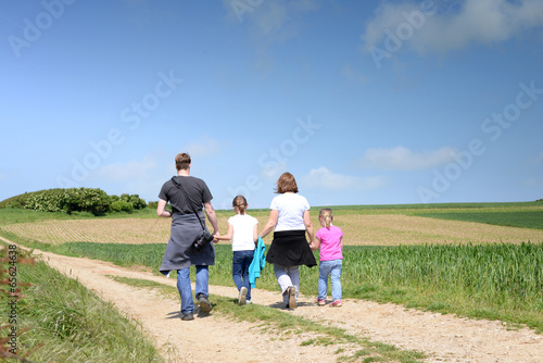 famille en promenade