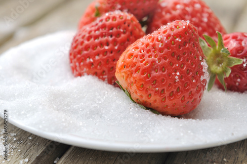 fraise dans une assiette de sucre