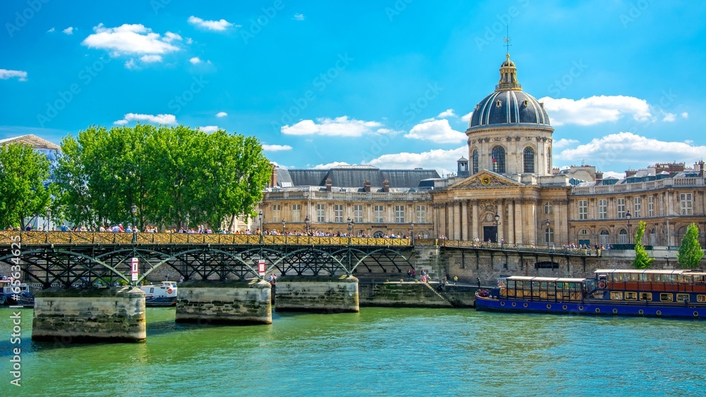 Pont des arts à Paris et Institut de France à Paris