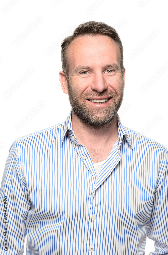 Portrait eines lächelnden gut aussehenden Mannes Portrait eines lächelnden gut aussehenden Mannes