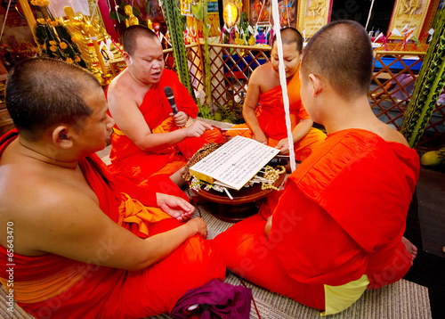 Bilde på lerret LAMPANG, THAILAND - DECEMBER : Lampang monks chant for ceremony