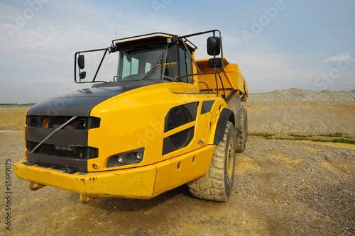 Muldenkipper auf einer Baustelle