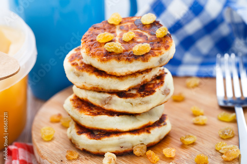 Cheese pancakes with raisins