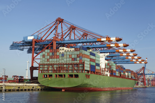 Containerschiff am Containerterminal