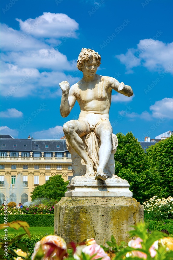 Sculpture au Jardin du Palais Royal à Paris Sculpture au Jardin du Palais Royal à Paris
