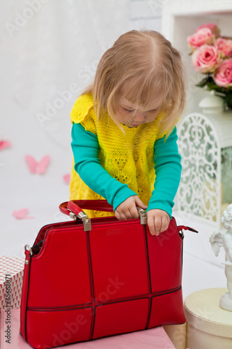 Маленькая девочка с красной сумкой