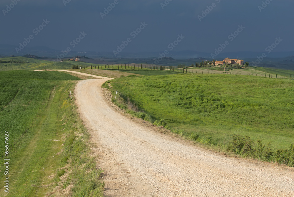 Obraz premium Tuscan landscape before the storm.