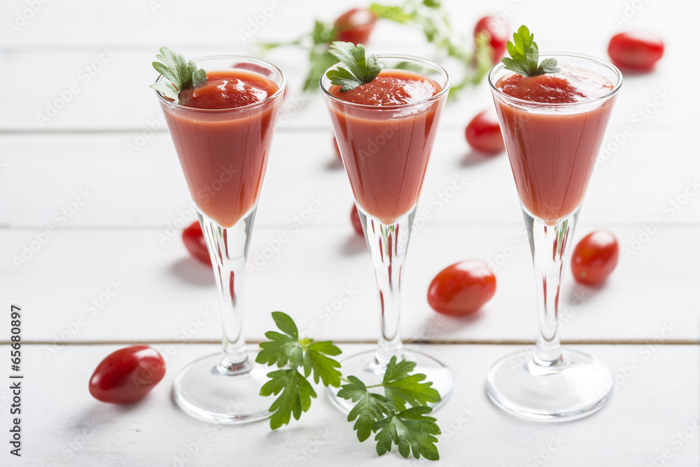 Bloody mary cocktail con zumo de tomates cherry en fondo blanco Bloody mary cocktail con zumo de tomates cherry en fondo blanco