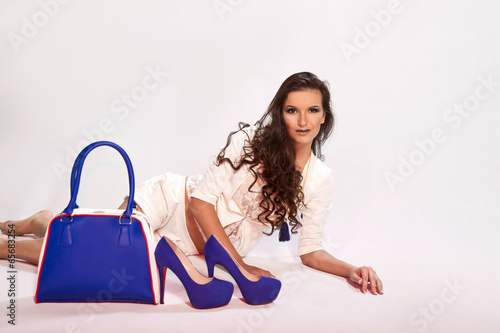 Девушка с сумкой и туфлями