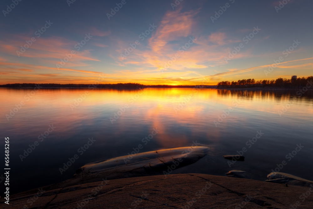 Fototapeta Wciąż woda morska z wschodem słońca w wybrzeżu Helsinki