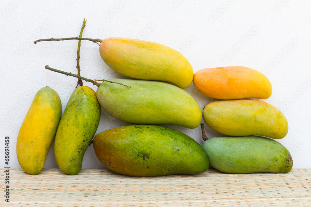 Mango, green and yellow are both large and small, on the mats