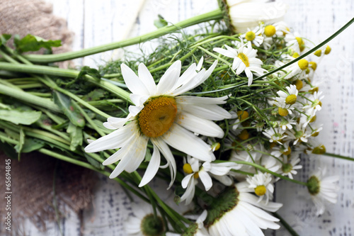 Fototapeta Naklejka Na Ścianę i Meble -  Beautiful bouquet of daisies on wooden background
