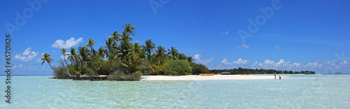 couple dans lagon bleu sur île déserte des maldives