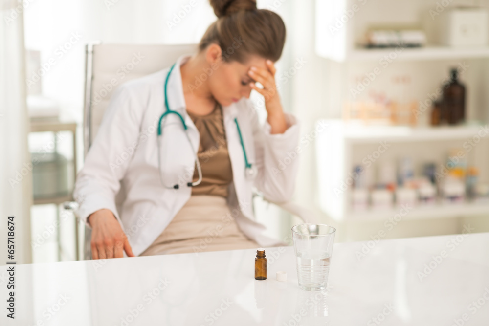 Fototapeta premium Closeup on calmative and stressed medical doctor woman