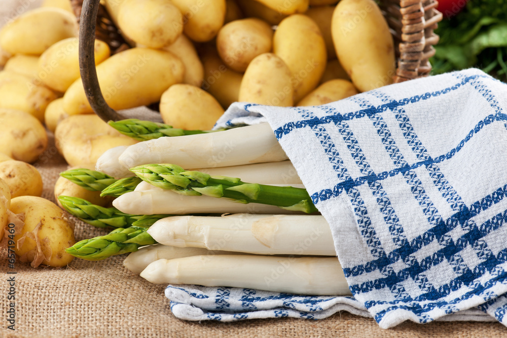 Spargel weiß und grün StockFoto Adobe Stock