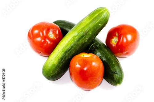 Frische Grüne Gurken mit Tomaten