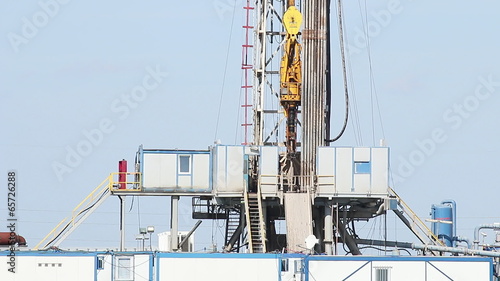 oil drilling rig with top drive system