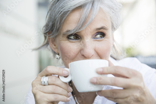 ältere Frau mit Kaffeetasse