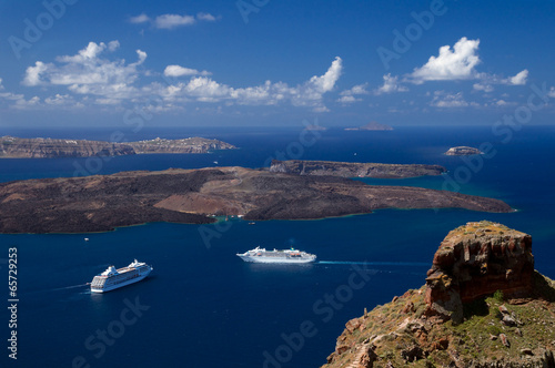 Fototapeta Naklejka Na Ścianę i Meble -  Blick auf Nisida Nea Kameni - Insel Santorin