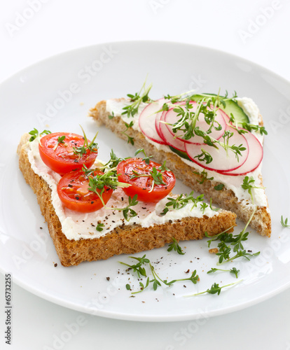 Bread with quark cheese and vegetables