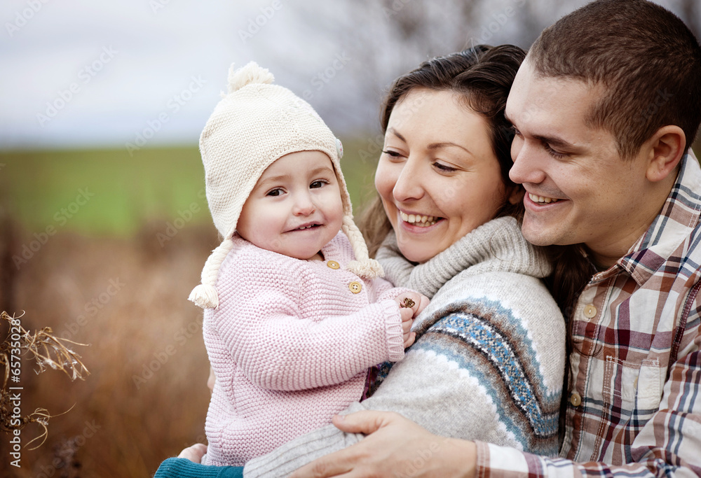Obraz premium Family relaxing together in autumn nature