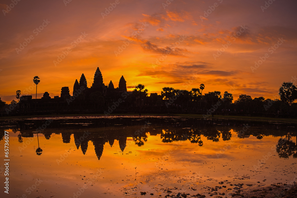 Obraz premium beautiful silhouette of Angkor Wat during sunrise, Cambodia