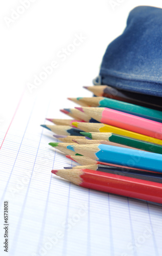 crayons de couleurs sortant d'une trousse