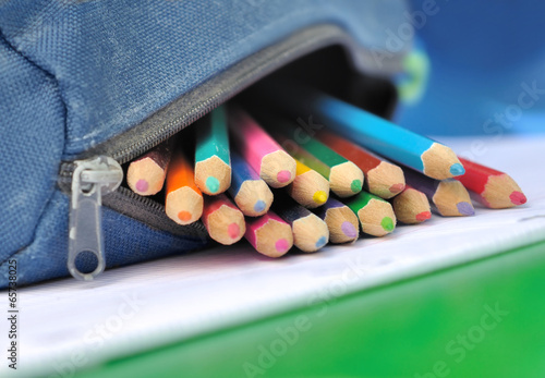 crayons de couleurs sortant d'une trousse