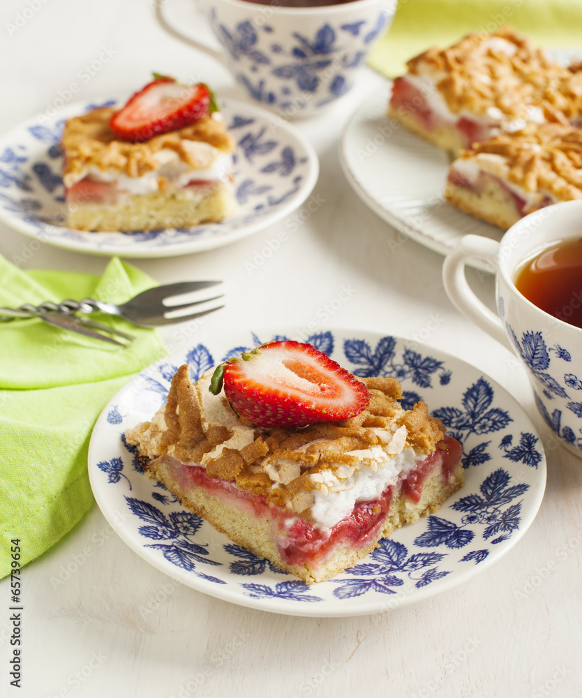 Strawberry cake with meringue Strawberry cake with meringue
