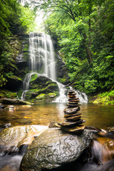 Tuinposter Watervallen Upper Catawba waterval tussen groene rotsen  © skiserge1
