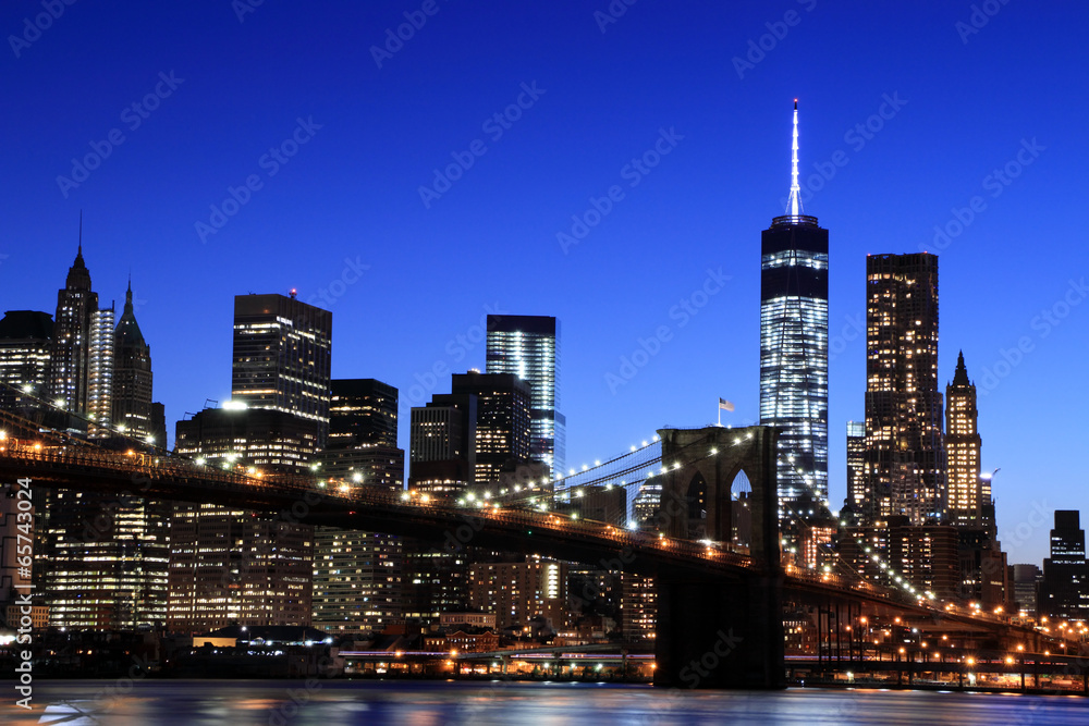 Fototapeta premium Brooklyn Bridge and Manhattan Skyline At Night, New York City