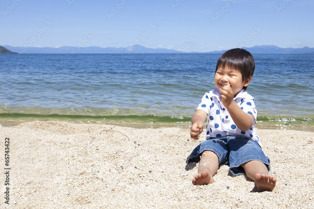 海で遊ぶ子供 海で遊ぶ子供
