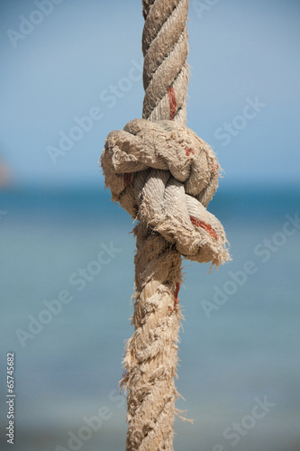 knot on the rope and sea © Vasily Merkushev
