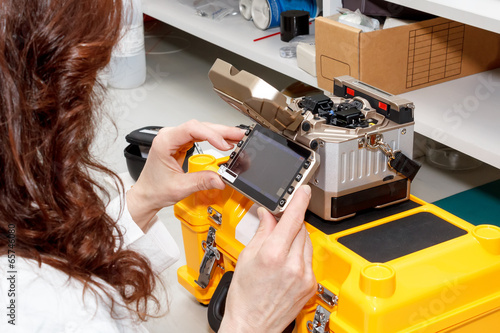 Bilde på lerret woman working with fiber optic fusion splicer