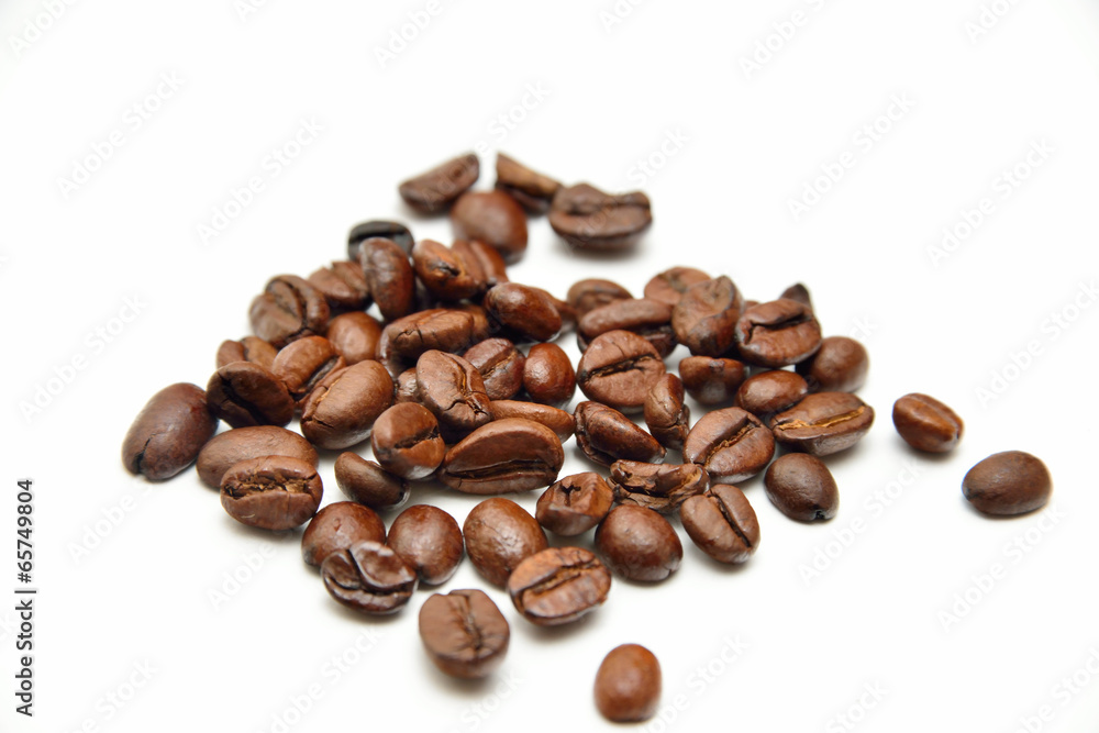 Fototapeta premium scattered coffee beans