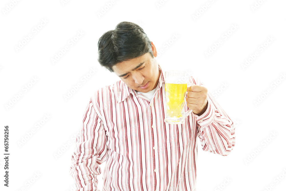 ビールを飲みすぎた男性