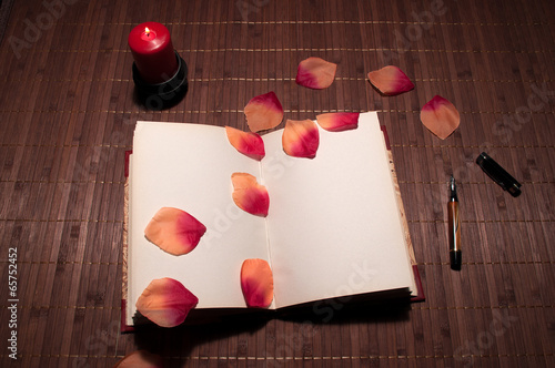 libro y petalos