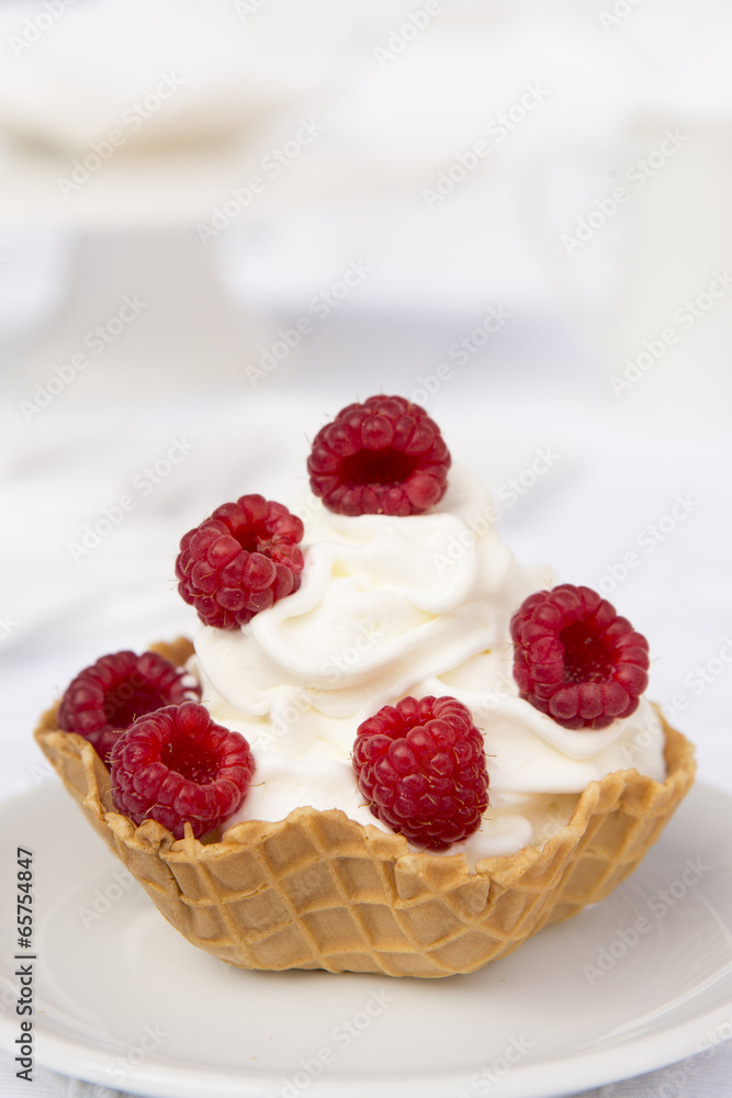 Waffelschale mit Himbeeren Waffelschale mit Himbeeren