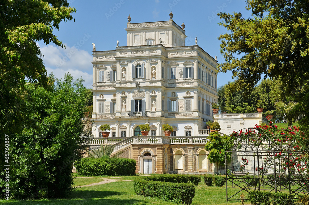 Fototapeta premium palazzina dell'algardi a villa pamphili in roma,italia