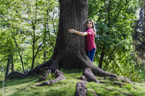 Girl embrace tree