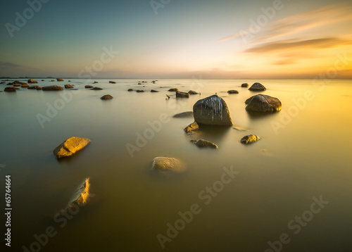 Morskie kamienie oświetlone wschodzącym słońcem