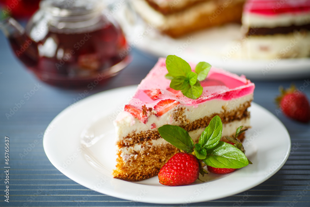 Honey cake with strawberries Honey cake with strawberries