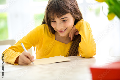 Fotografia Cute girl writing a letter